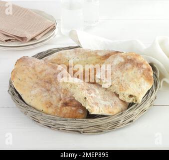 Naan-Brot im Korb Stockfoto