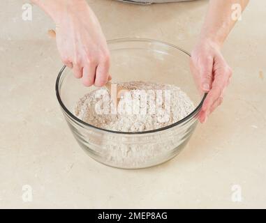 Soda-Brot herstellen, Vollkornmehl und Bicarbonat von Soda in der Schüssel mischen Stockfoto