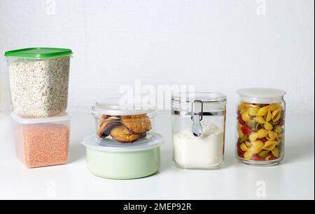 Glutenfreie Haferkleie, Kekse, Mehl, Nudelschalen und Linsen in luftdichten Behältern Stockfoto