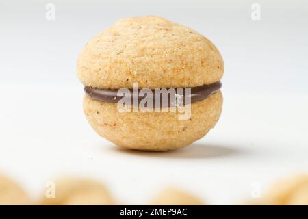 Studio machte Nahaufnahme des baci di Dam, norditalienisches Cookie-Rezept, ruhend auf weißem Hintergrund. Stockfoto