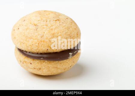 Studio machte Nahaufnahme des baci di Dam, norditalienisches Cookie-Rezept, ruhend auf weißem Hintergrund. Stockfoto