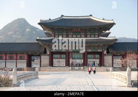 Südkorea, Seoul, Gyeongbokgung-Palast, Tor zur Haupthalle Geunjeongjeon (Thronhalle) Stockfoto