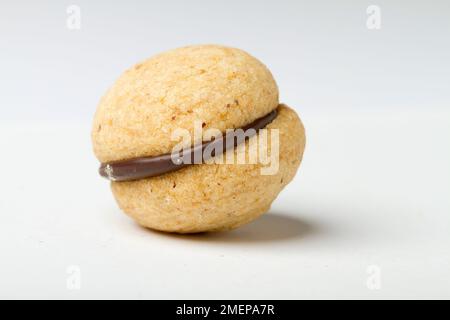 Studio machte Nahaufnahme des baci di Dam, norditalienisches Cookie-Rezept, ruhend auf weißem Hintergrund. Stockfoto