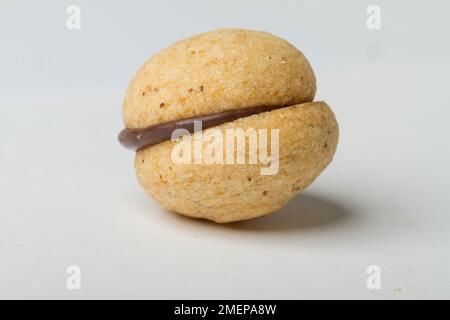 Studio machte Nahaufnahme des baci di Dam, norditalienisches Cookie-Rezept, ruhend auf weißem Hintergrund. Stockfoto