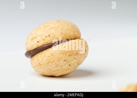 Studio machte Nahaufnahme des baci di Dam, norditalienisches Cookie-Rezept, ruhend auf weißem Hintergrund. Stockfoto