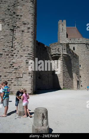 Frankreich, Languedoc-Roussillon, Aude, Carcassonne, Porte Narbonnaise Gate, Eintritt in die mittelalterliche Stadt Stockfoto