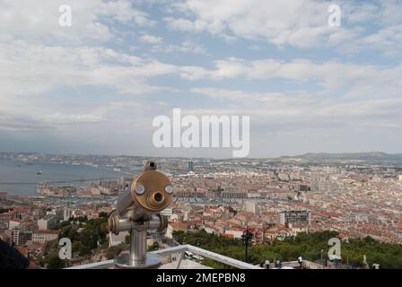 Frankreich, Bouches-du-Rhone, Marseille, Notre-Dame de la Garde, Blick auf den Vieux Port von der Aussichtsterrasse Stockfoto