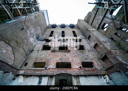 Blick nach oben durch die Böden auf der Westseite des Mackintosh-Gebäudes der Glasgow School of Art in Glasgow, das am 15. Juni 2018 durch einen Brand erheblich beschädigt wurde. Foto: Dienstag, 24. Januar 2023. Stockfoto