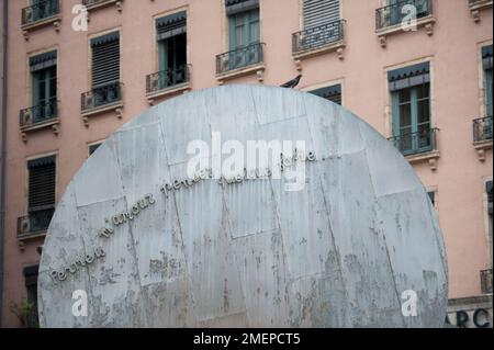 Frankreich, Rhone-Alpes, Lyon, Fontaine Place Louis Pradel, Springbrunnen-Skulptur moderner Kunst auf dem Platz Stockfoto