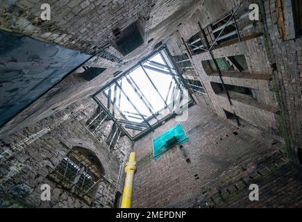 Blick nach oben durch die Böden auf der Westseite des Mackintosh-Gebäudes der Glasgow School of Art in Glasgow, das am 15. Juni 2018 durch einen Brand erheblich beschädigt wurde. Foto: Dienstag, 24. Januar 2023. Stockfoto