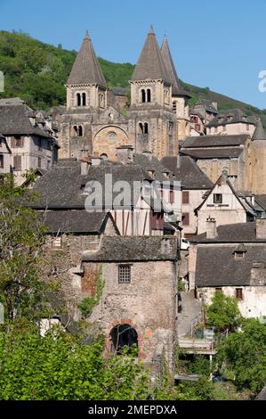 Frankreich, Midi-Pyrenäen, Aveyron, Conques, Blick auf das mittelalterliche Dorf und die Abteikirche Saint Foy Stockfoto