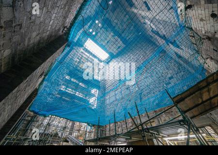 Blick nach oben durch die Böden auf der Westseite des Mackintosh-Gebäudes der Glasgow School of Art in Glasgow, das am 15. Juni 2018 durch einen Brand erheblich beschädigt wurde. Foto: Dienstag, 24. Januar 2023. Stockfoto