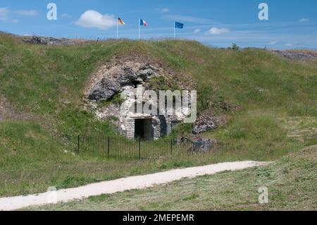 Frankreich, Lothringen, Maas, Verdun, Schlachtfelder des Ersten Weltkriegs, Fort Douaumont, Eingang an der Seite des Hügels Stockfoto