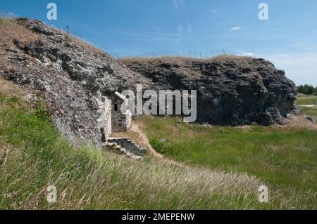 Frankreich, Lothringen, Maas, Verdun, Schlachtfelder des Ersten Weltkriegs, Fort Douaumont, Außenansicht und Eingang an der Seite des Hügels Stockfoto