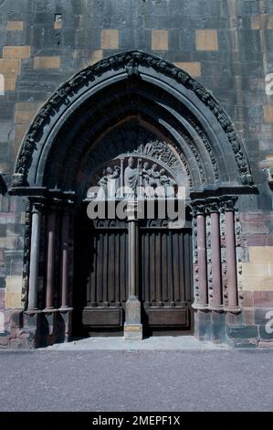 Frankreich, Elsass, Colmar, St. Martin Kirche (Eglise Saint-Martin), gotische Bogentür mit geschnitztem Trommelfell Stockfoto