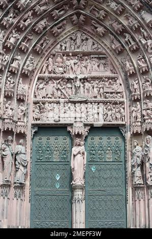 Frankreich, Elsass, Straßburg, Kathedrale Notre Dame (Notre Dame de Strasbourg), geschnitzte gotische Tür Stockfoto