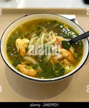 Suppe mit Garnelen, natürlichen Krabben und Nudeln Stockfoto