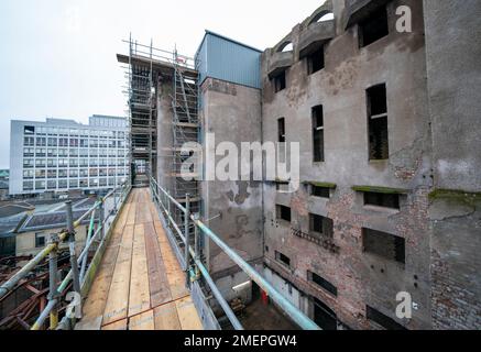 Blick nach oben durch die Böden auf der Westseite des Mackintosh-Gebäudes der Glasgow School of Art in Glasgow, das am 15. Juni 2018 durch einen Brand erheblich beschädigt wurde. Foto: Dienstag, 24. Januar 2023. Stockfoto