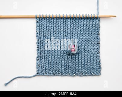 Beispiel für röhrenförmige Taschen für große Perlen in Strickproben Stockfoto