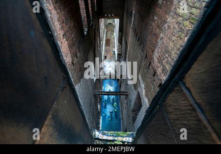 Blick durch die Etagen entlang des Hauptkorridors im Mackintosh-Gebäude der Glasgow School of Art in Glasgow, das am 15. Juni 2018 durch einen Brand erheblich beschädigt wurde. Foto: Dienstag, 24. Januar 2023. Stockfoto