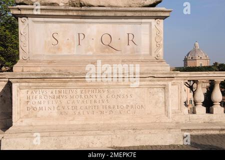 Italien, Latium, Rom, Kapitolshügel, Piazza del Campidoglio, SPQR-Inschrift (römisches Motto) Stockfoto