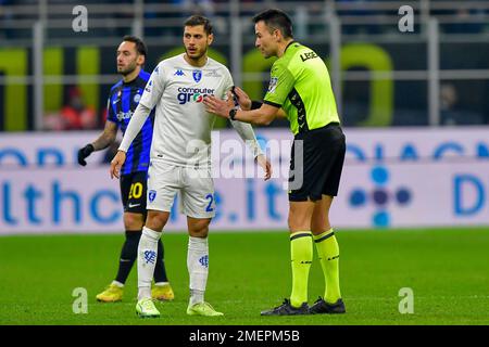 Mailand, Italien. 23. Januar 2023. Schiedsrichter Antonio Rapuano mit Filippo Bandinelli (25) von Empoli während des Spiels der Serie A zwischen Inter und Empoli in Giuseppe Meazza in Mailand. (Foto: Gonzales Photo/Alamy Live News Stockfoto