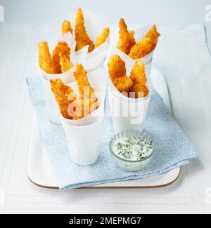 Goujons (frittierter Fisch) in Papier eingewickelt, serviert mit Tartar-Sauce Stockfoto