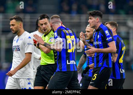 Mailand, Italien. 23., Januar 2023. Schiedsrichter Antonio Rapuano mit Milan Skriniar (37) von Inter während des Spiels der Serie A zwischen Inter und Empoli bei Giuseppe Meazza in Mailand. (Foto: Gonzales Photo - Tommaso Fimiano). Stockfoto