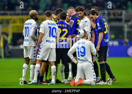 Mailand, Italien. 23., Januar 2023. Schiedsrichter Antonio Rapuano mit Milan Skriniar (37) von Inter während des Spiels der Serie A zwischen Inter und Empoli bei Giuseppe Meazza in Mailand. (Foto: Gonzales Photo - Tommaso Fimiano). Stockfoto