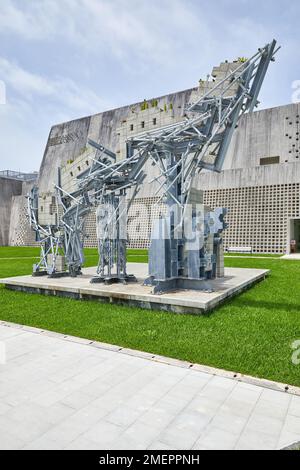 Kunstwerke vor dem Okinawa Prefectural Museum & Art Museum (Ishimoto Architectural & Engineering Company, 2007); Naha, Okinawa, Japan Stockfoto