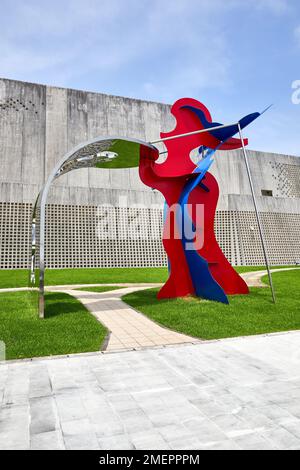 Kunstwerke vor dem Okinawa Prefectural Museum & Art Museum (Ishimoto Architectural & Engineering Company, 2007); Naha, Okinawa, Japan Stockfoto