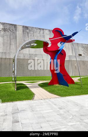 Kunstwerke vor dem Okinawa Prefectural Museum & Art Museum (Ishimoto Architectural & Engineering Company, 2007); Naha, Okinawa, Japan Stockfoto