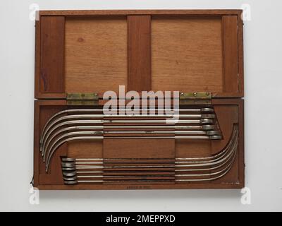 Antikes chirurgisches Instrumentarium für die Harnblase, im Holzkoffer Stockfoto