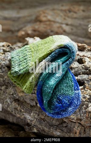 Ein Paar blau-grün gestreifte Wollsocken Stockfoto