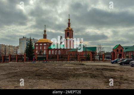 Kopeysk, Region Tscheljabinsk, Russland - 17. April 2022. Kirche der Fürsprache der Heiligen Mutter Gottes. Stockfoto