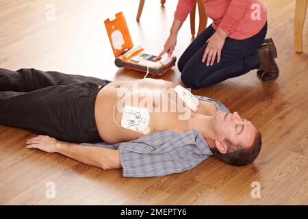 Verwenden eines automatisierten externen Defibrillators (HLW) Stockfoto