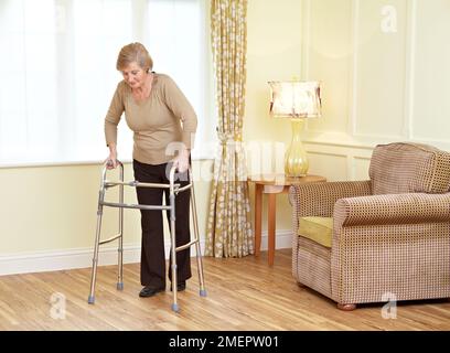 Mit einem Laufrahmen Stockfoto