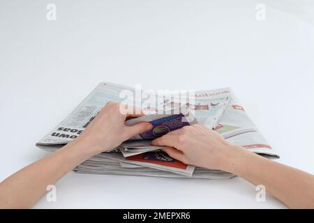 Einen Stapel Zeitungen bauen, eine über der nächsten gefaltet, im Konzertstil, für die Couching Mound, Nahaufnahme Stockfoto