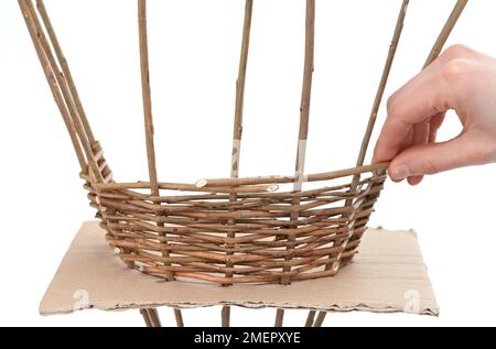 Weidenkorb machen, Nahaufnahme Stockfoto