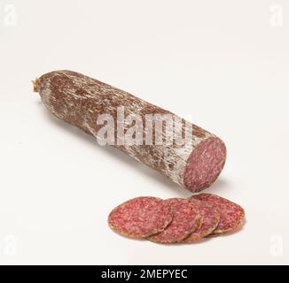 Telizsalami in Scheiben, geräuchertes und langsam luftgetrocknetes ungarisches Schweinefleisch mit „Wintersalami“, aromatisiert mit weißem Pfeffer und Nelkenpfeffer. Stockfoto