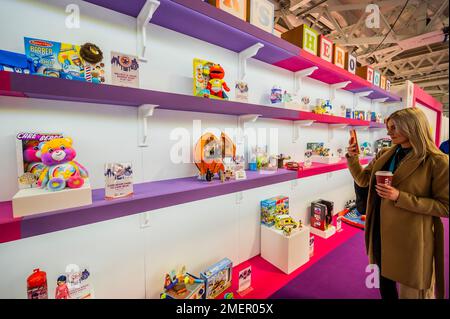 London, Großbritannien. 24. Januar 2023. Die Spielzeugmesse dieses Jahres - die Spielzeugmesse 2023 in Olympia. Kredit: Guy Bell/Alamy Live News Stockfoto