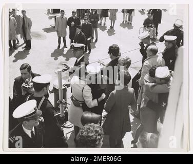 Die Küstenwache Cutter Bibb kehrt nach einer zehnmonatigen Patrouille an der Küste Südvietnams zu ihrem Heimathafen in Boston zurück, wo sie von den Familien und Freunden der Besatzungsmitglieder herzlich willkommen geheißen wird. Stockfoto