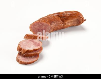 Gehackte und halbierte Kielbasamysliwska, polnische grobe Hackwurst aus Schweinefleisch (und manchmal auch Rindfleisch) und zweimal heiß über Buche geräuchert Stockfoto