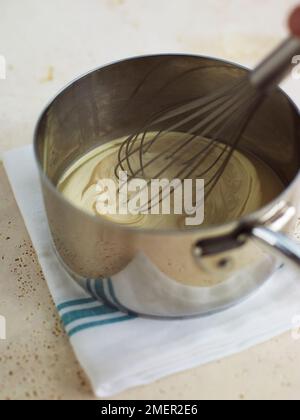 Kochen veloute Soße in den Topf, rühren, in Creme Stockfoto