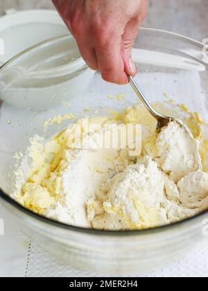 Zutaten für den Victoria-Schwammkuchen mischen und mit dem Löffel in Mehl falten Stockfoto