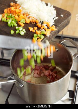 Hinzufügen von Zutaten, die auf der Pan espagnole Soße zu erhalten Stockfoto