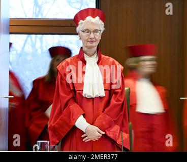 Karlsruhe, Deutschland. 24. Januar 2023. Doris König, Vorsitzende des Zweiten Senats des Bundesverfassungsgerichts, verkündet das Urteil einer institutionellen Berufung der AfD über die Finanzierung durch die Staatspartei. Dem Urteil zufolge sind die Petitionen der AfD gegen den Verlauf des Gesetzgebungsverfahrens zur Anhebung der absoluten Obergrenze der Parteienfinanzierung erfolglos. Kredit: Uli Deck/dpa/Alamy Live News Stockfoto