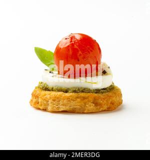 Käse, Tomaten und Basilikum Pesto croute mit Blatt, canape Stockfoto