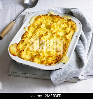 Fisherman's Pie in Auflaufform Stockfoto