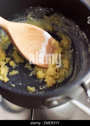 Kochen eines Roux in einem schweren Kochtopf (Zubereitung von Sauce Veloute) Stockfoto